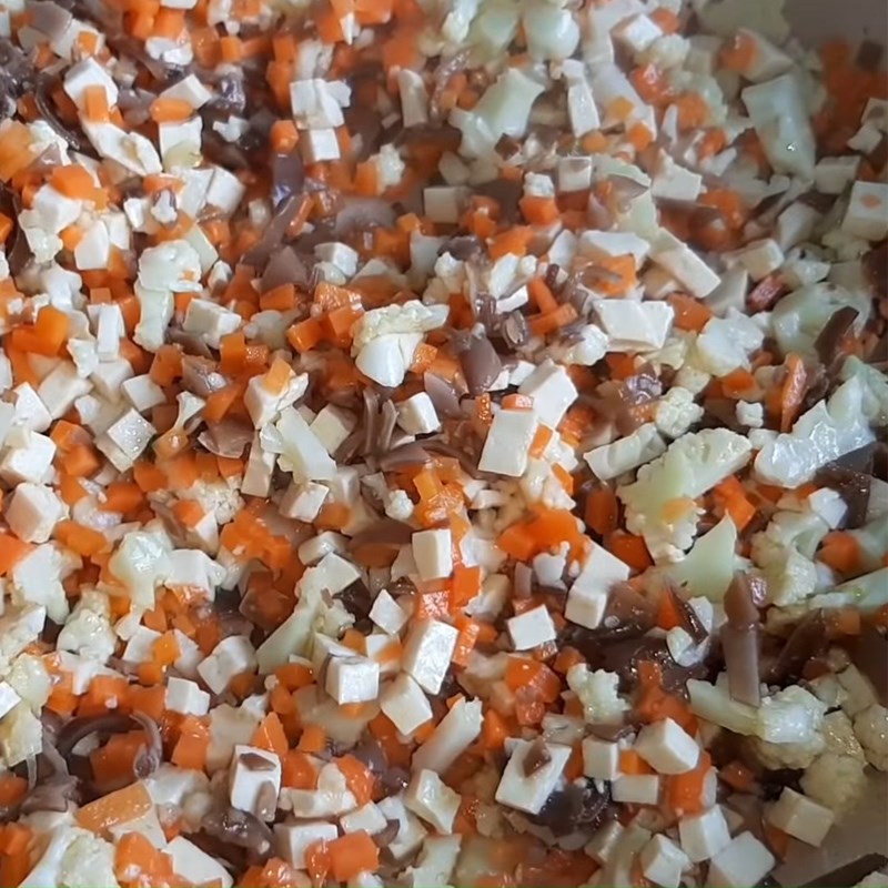 Bước 1 Xào nhân rau củ Bánh tráng lụi chay sốt me