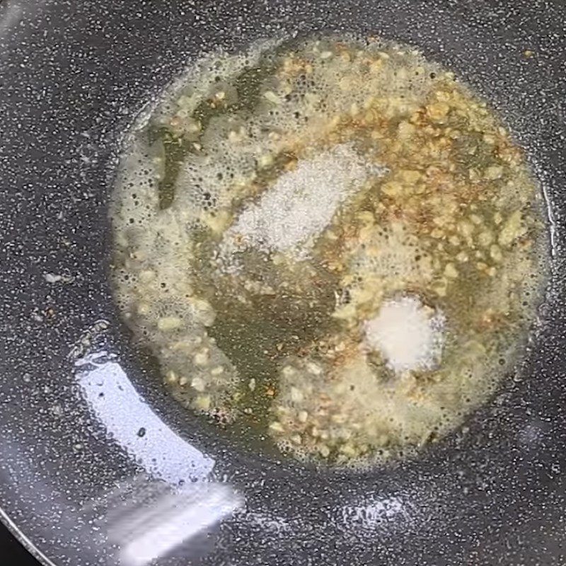 Bước 3 Xào ốc Ốc hương xào bơ tỏi
