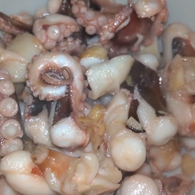 Bước 3 Xào bạch tuộc Bạch tuộc xào dứa