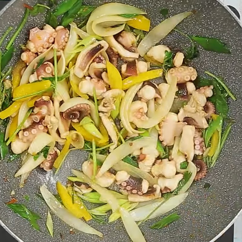 Bước 3 Xào bạch tuộc và cần tây Bạch tuộc xào cần tây
