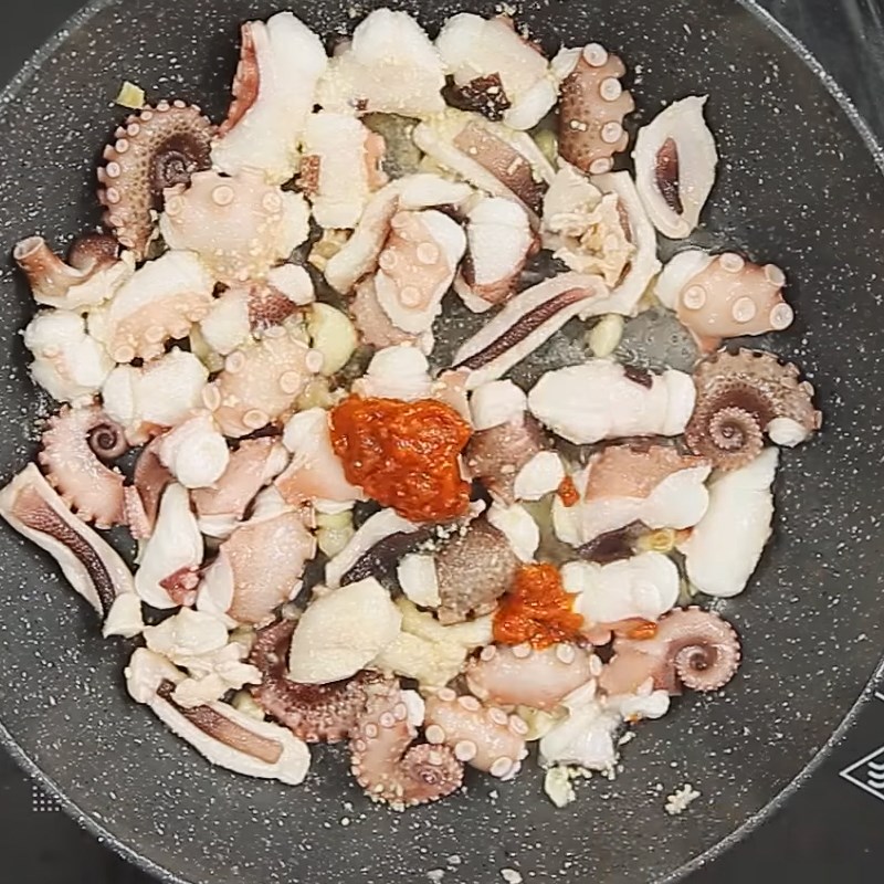 Bước 3 Xào bạch tuộc và cần tây Bạch tuộc xào cần tây