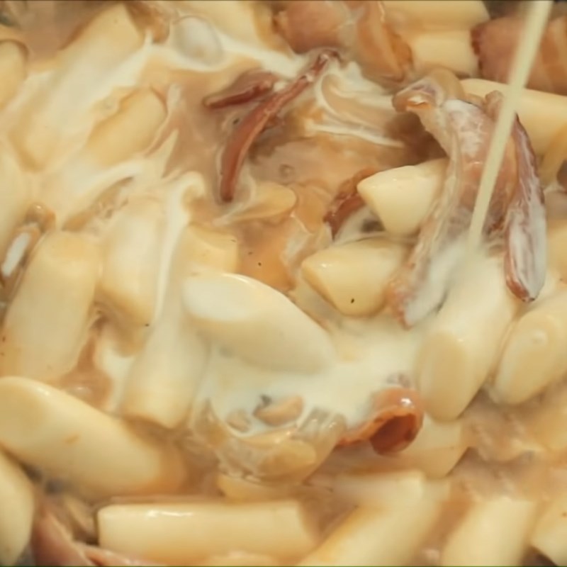 Bước 3 Xào bánh gạo Tokbokki sốt kem
