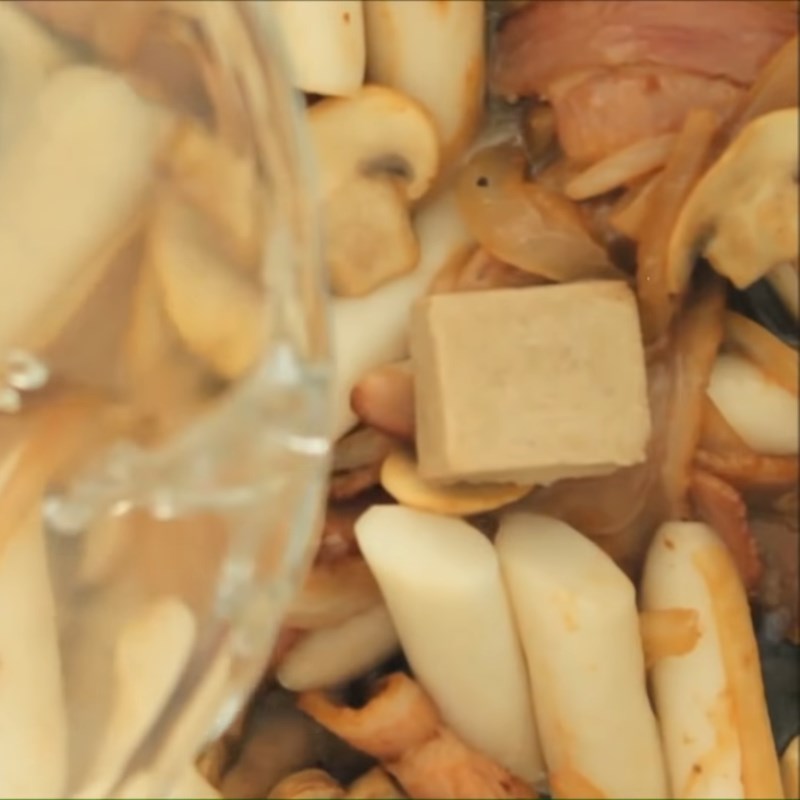 Bước 3 Xào bánh gạo Tokbokki sốt kem