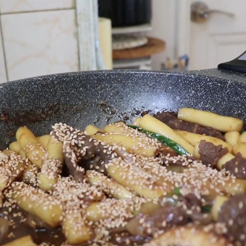 Bước 3 Xào bánh gạo Tokbokki sốt nước tương