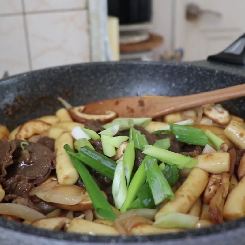 Bước 3 Xào bánh gạo Tokbokki sốt nước tương