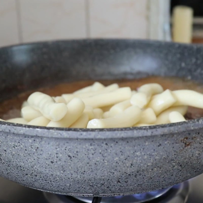 Bước 3 Xào bánh gạo Tokbokki sốt nước tương