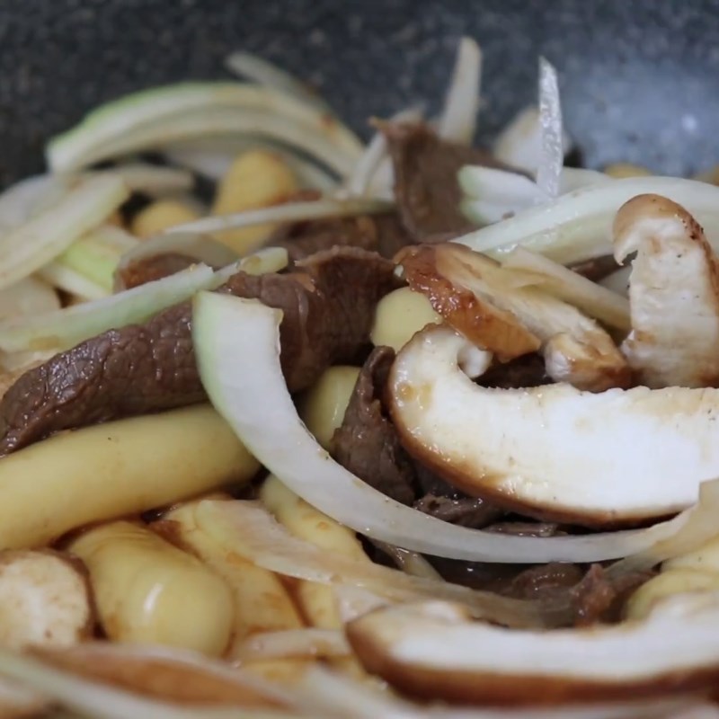 Bước 3 Xào bánh gạo Tokbokki sốt nước tương