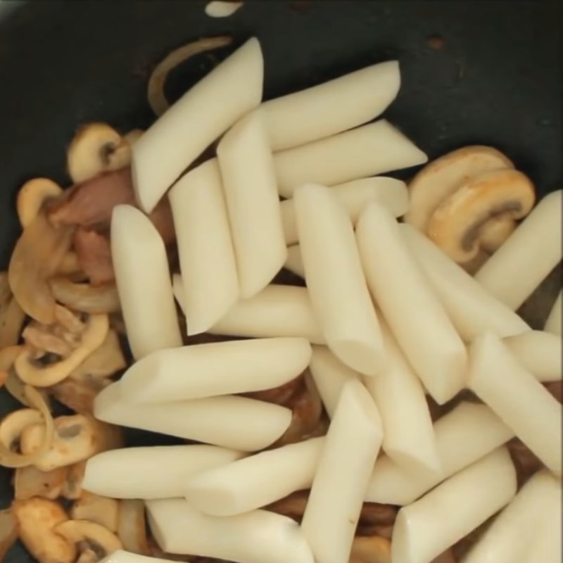 Bước 3 Xào bánh gạo Tokbokki sốt kem