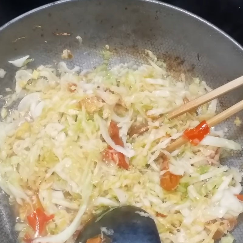 Bước 3 Xào bắp cải Bắp cải xào chua ngọt