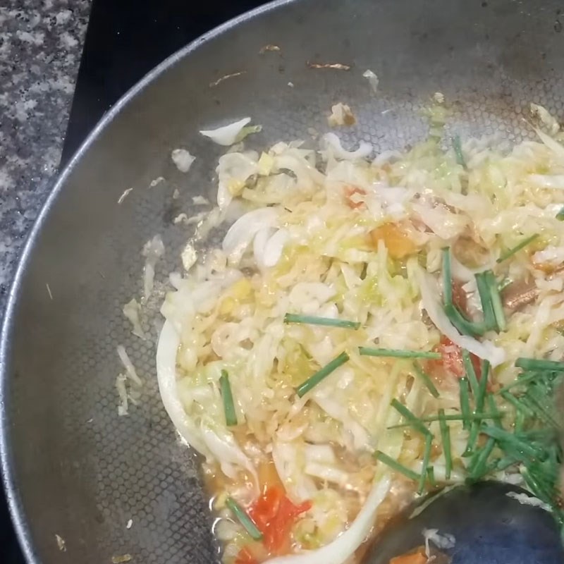 Bước 3 Xào bắp cải Bắp cải xào chua ngọt