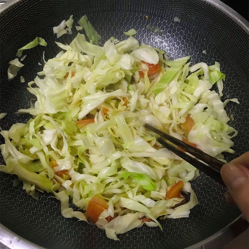 Bước 2 Xào bắp cải với cà chua Bắp cải xào cà chua