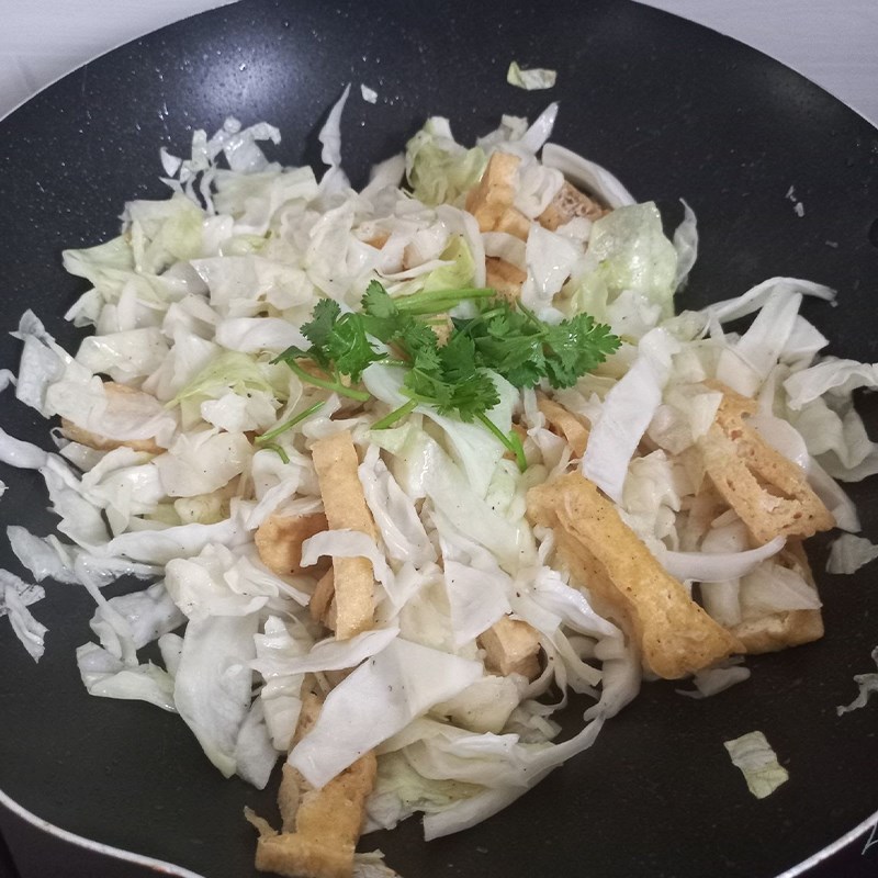 Bước 2 Xào bắp cải với đậu hũ Bắp cải xào đậu hũ