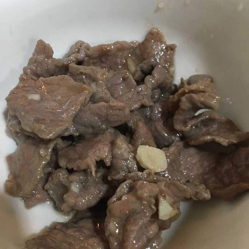 Bước 3 Xào bắp cải với thịt bò Bắp cải xào thịt bò