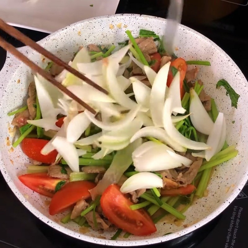Bước 3 Xào bò Thịt bò xào hành cần tây