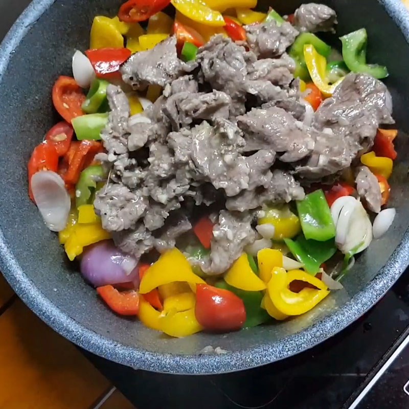 Bước 3 Xào bò Bò xào ớt chuông