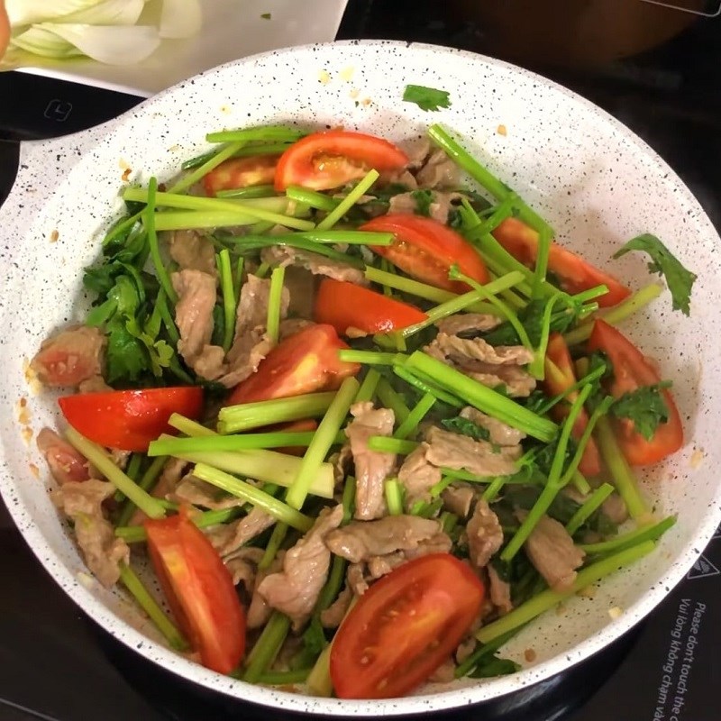 Bước 3 Xào bò Thịt bò xào hành cần tây
