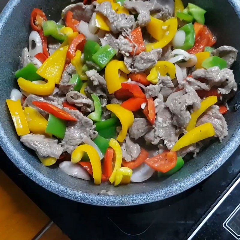 Bước 3 Xào bò Bò xào ớt chuông