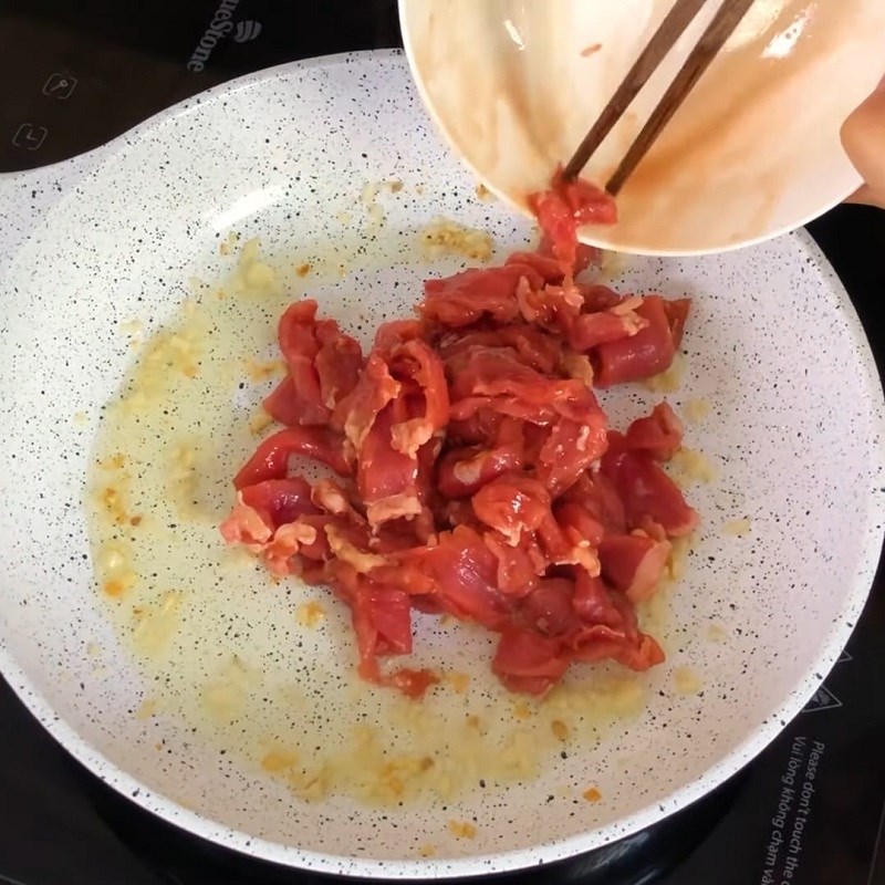 Bước 3 Xào bò Thịt bò xào hành cần tây
