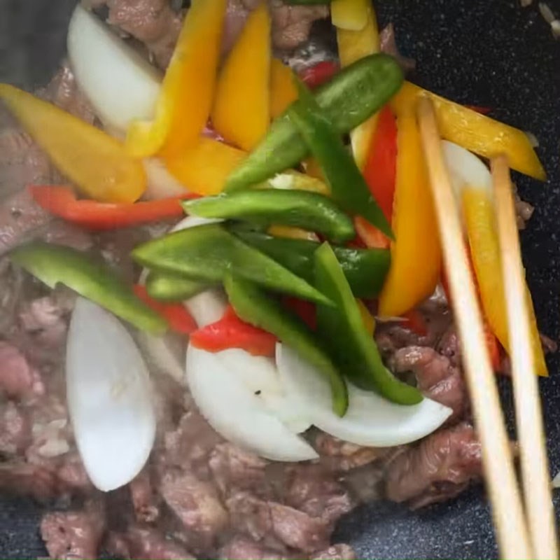 Bước 3 Xào bò Bò xào ớt chuông hành tây