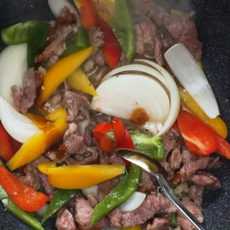 Bước 3 Xào bò Bò xào ớt chuông hành tây