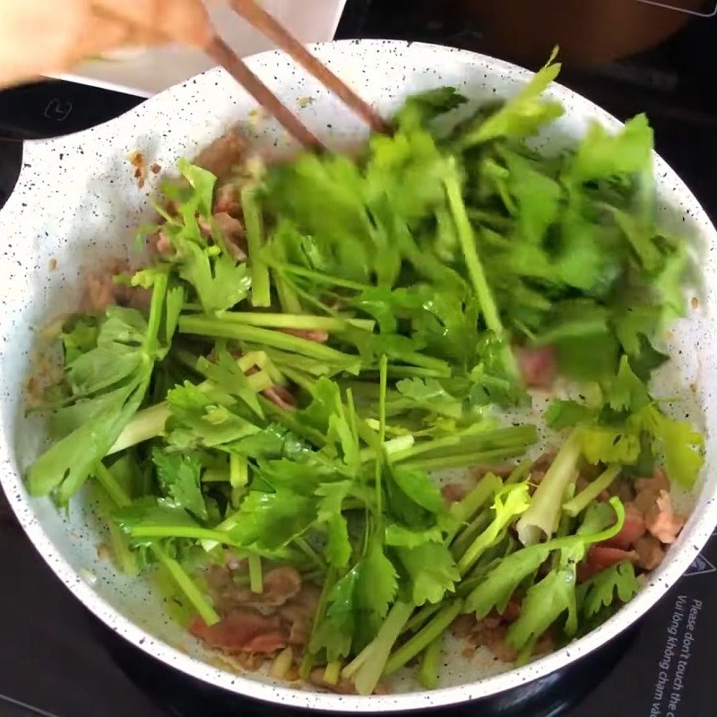 Bước 3 Xào bò Thịt bò xào hành cần tây