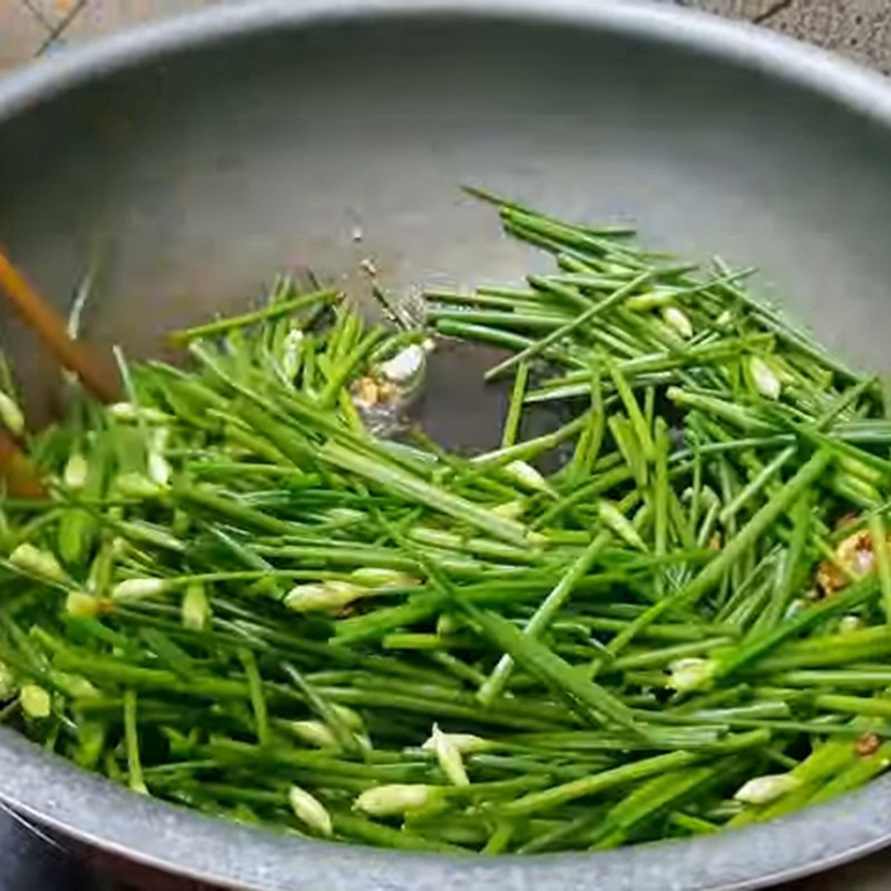 Bước 3 Xào bông hẹ Bông hẹ xào thịt bò