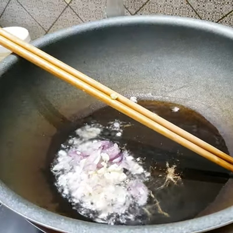 Bước 3 Xào bông hẹ Bông hẹ xào thịt bò
