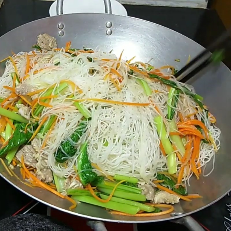 Bước 3 Xào bún Bún xào rau cải thịt heo