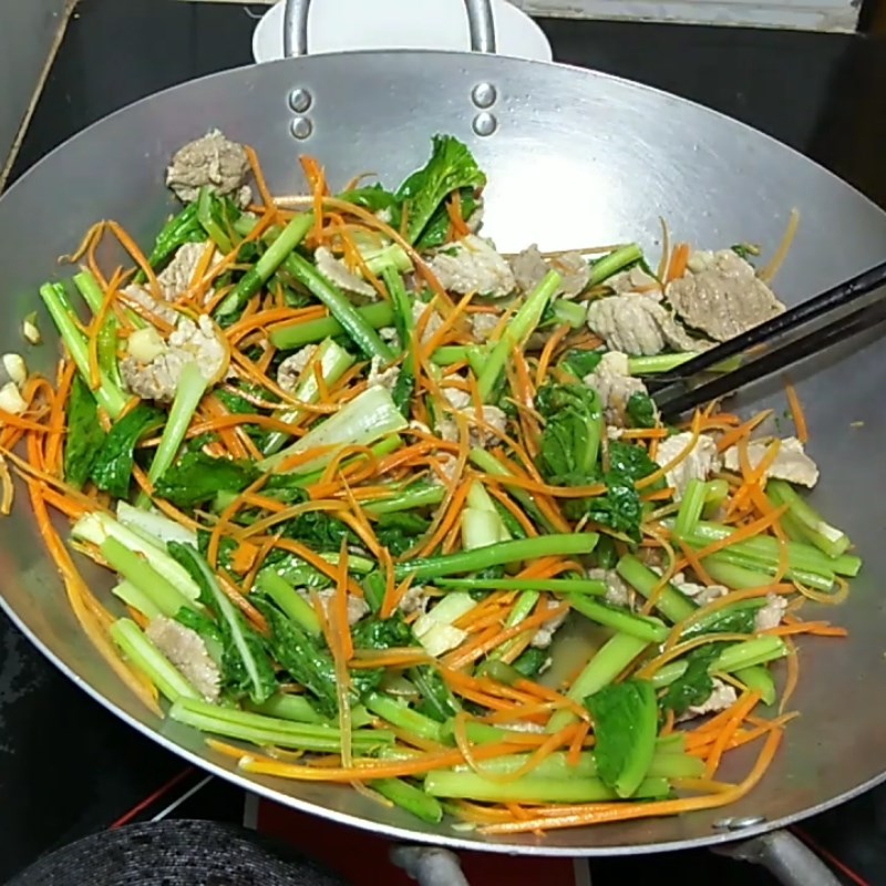 Bước 3 Xào bún Bún xào rau cải thịt heo