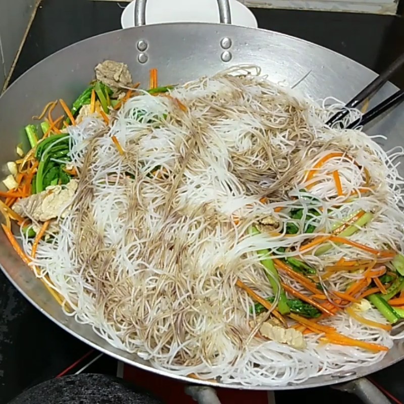 Bước 3 Xào bún Bún xào rau cải thịt heo