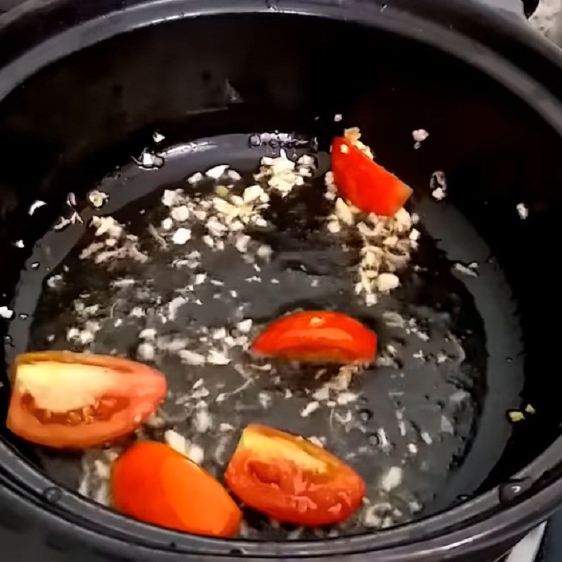 Bước 3 Xào cà chua Cá diêu hồng kho lạt