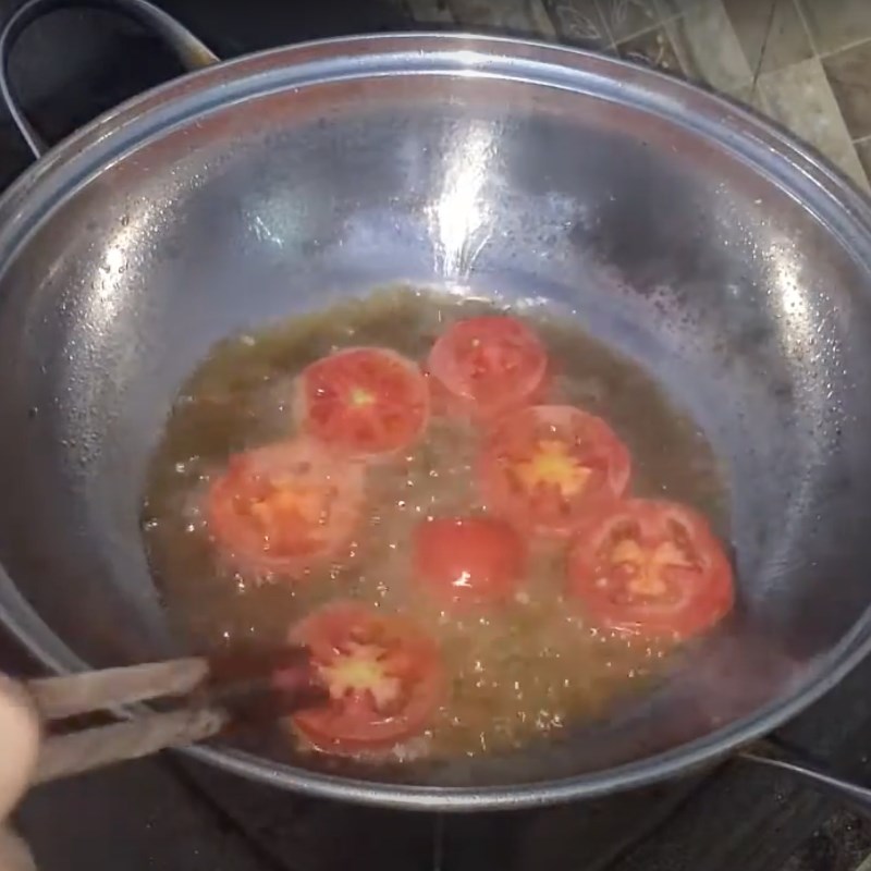 Bước 3 Xào cà chua Cá chim nấu canh chua với mẻ
