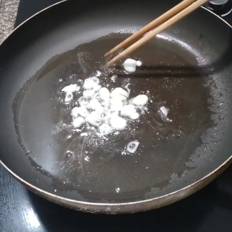 Bước 2 Xào cà chua Đậu que xào cà chua