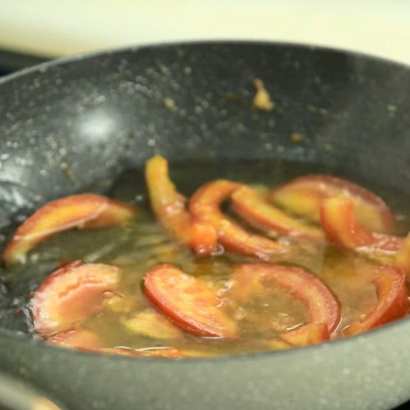 Bước 7 Xào cà chua với mẻ Canh cua tôm chua