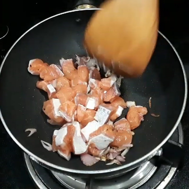 Bước 4 Xào cá hồi Cháo cá hồi đậu xanh