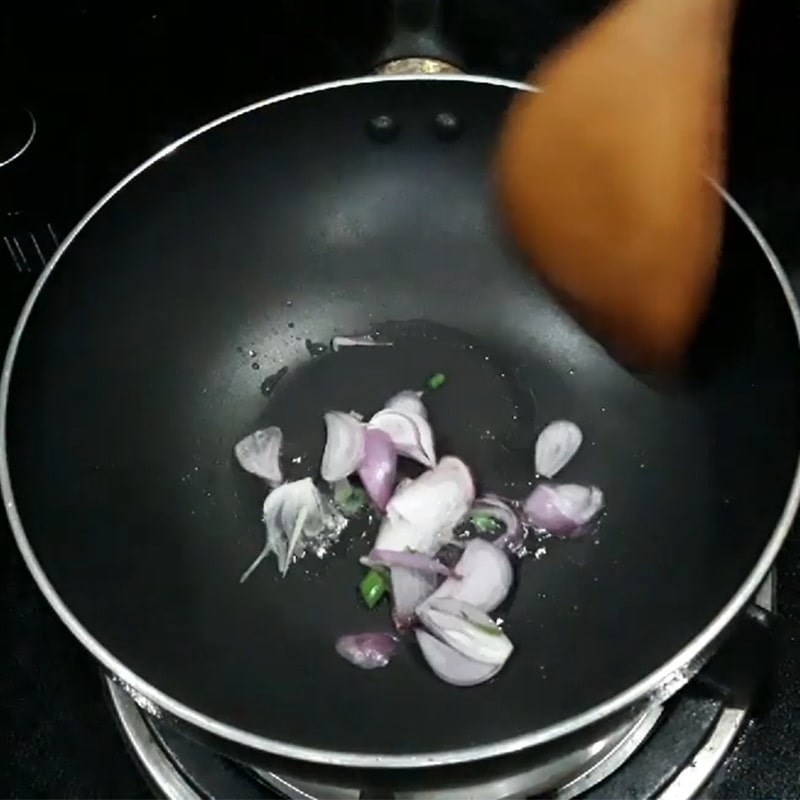 Bước 4 Xào cá hồi Cháo cá hồi đậu xanh