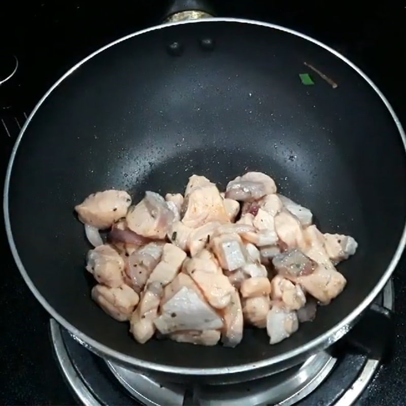 Bước 4 Xào cá hồi Cháo cá hồi đậu xanh
