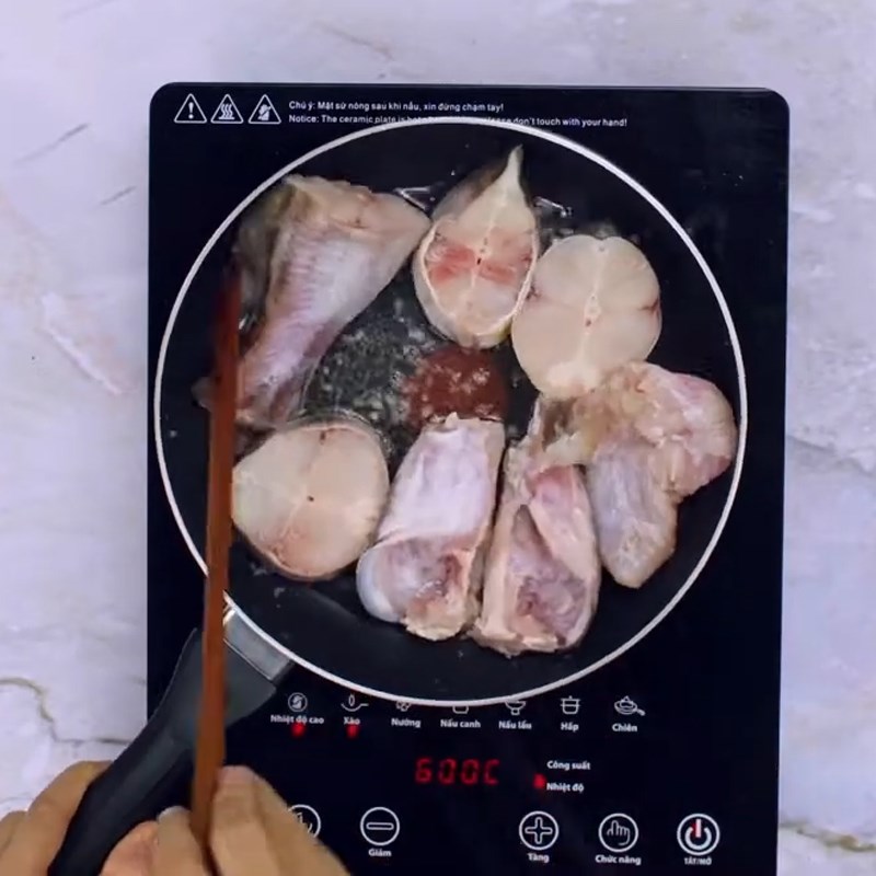 Bước 2 Xào cá lăng Canh cá lăng nấu măng chua
