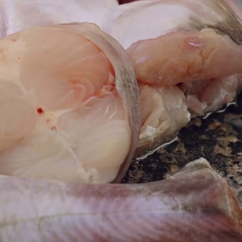 Bước 2 Xào cá lăng Canh cá lăng nấu măng chua