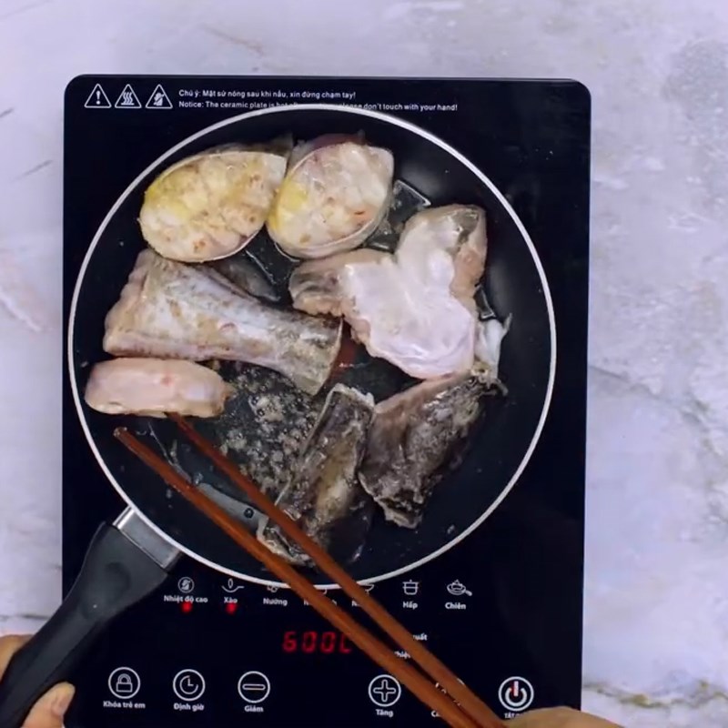 Bước 2 Xào cá lăng Canh cá lăng nấu măng chua