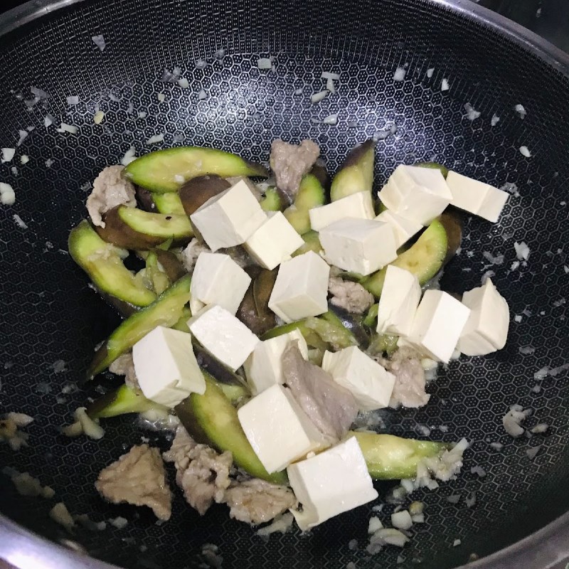 Bước 3 Xào cà tím với thịt, đậu hũ Cà tím xào thịt đậu hũ