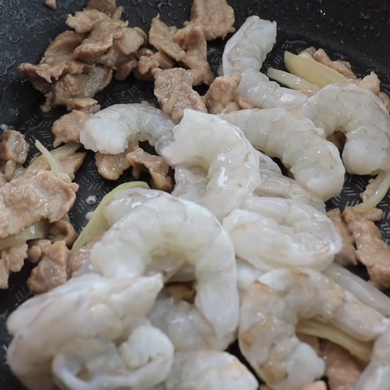 Bước 2 Xào các nguyên liệu Bánh xèo bằng bánh tráng