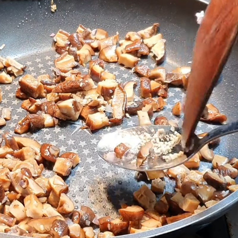 Bước 4 Xào các nguyên liệu Mướp xào nấm đông cô chay