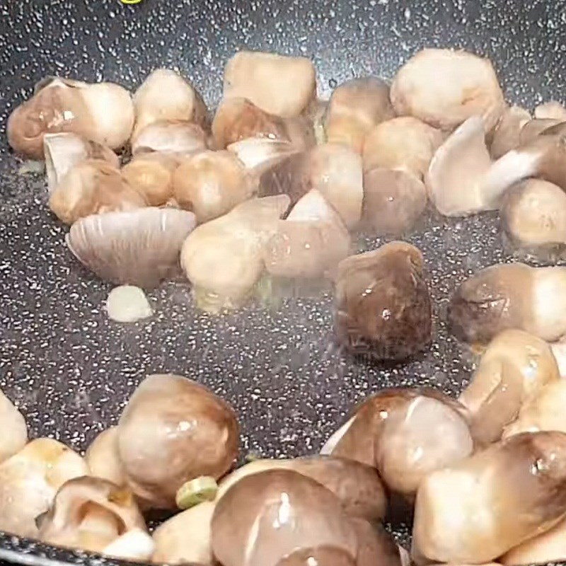 Bước 3 Xào các nguyên liệu Măng kho đậu hũ