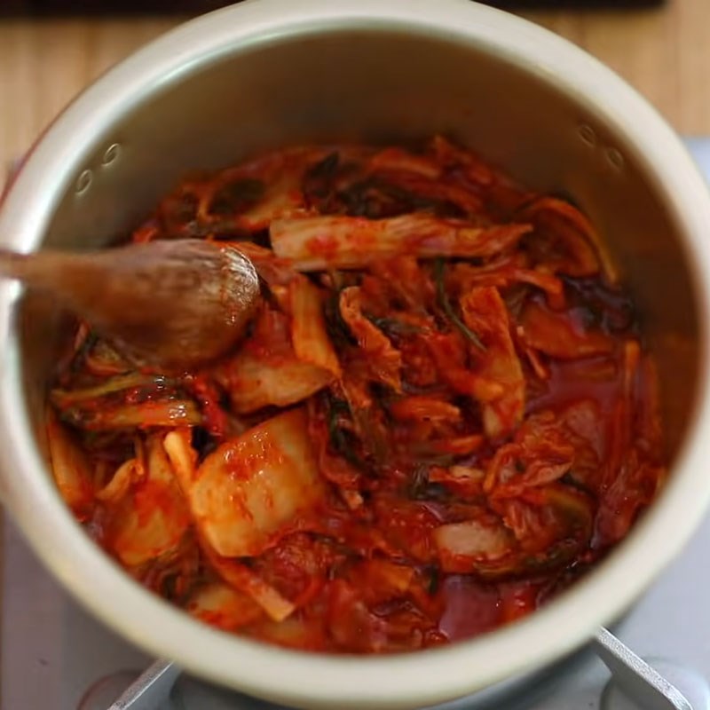 Bước 2 Xào các nguyên liệu Canh kim chi cá ngừ ngâm dầu