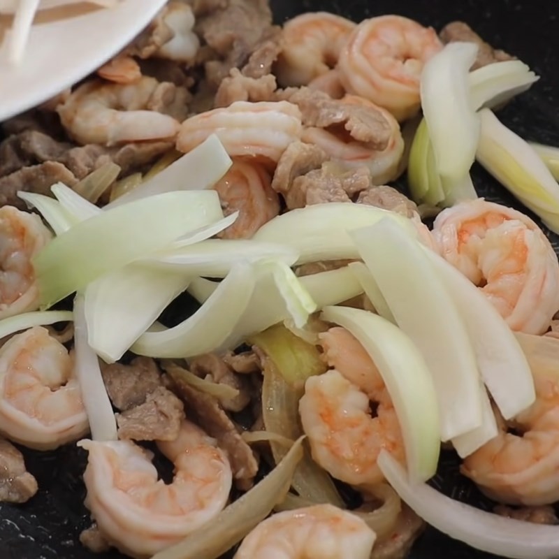 Bước 2 Xào các nguyên liệu Bánh xèo bằng bánh tráng