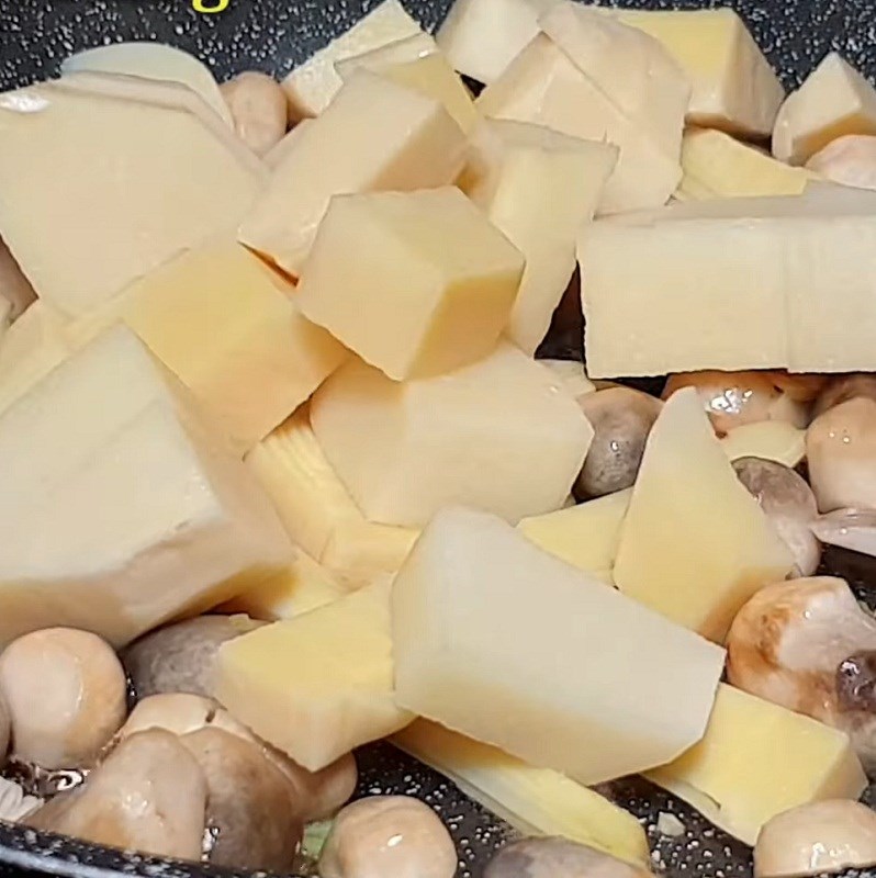 Bước 3 Xào các nguyên liệu Măng kho đậu hũ