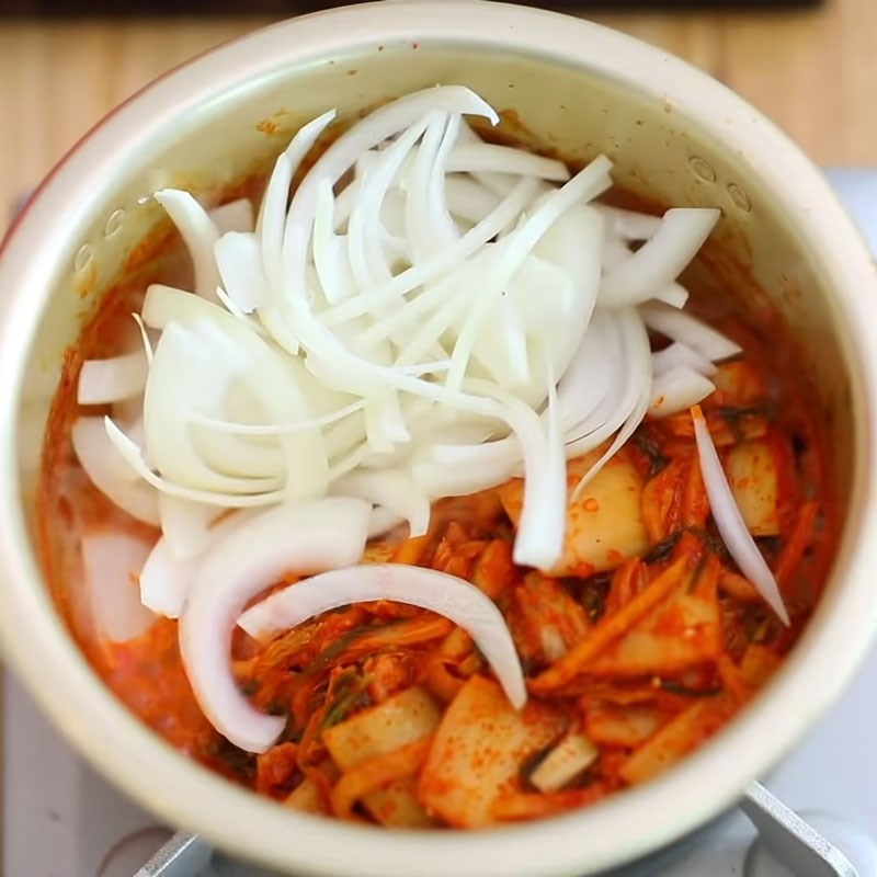 Bước 2 Xào các nguyên liệu Canh kim chi cá ngừ ngâm dầu