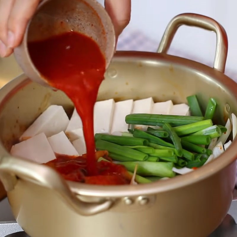 Bước 2 Xào các nguyên liệu Canh kim chi cá ngừ ngâm dầu