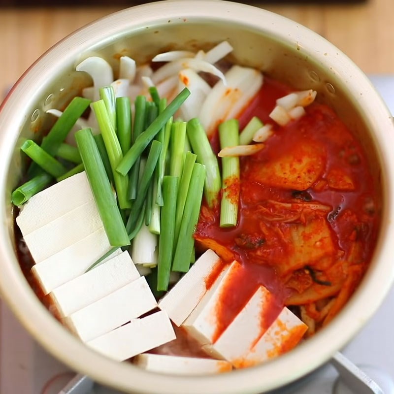 Bước 2 Xào các nguyên liệu Canh kim chi cá ngừ ngâm dầu